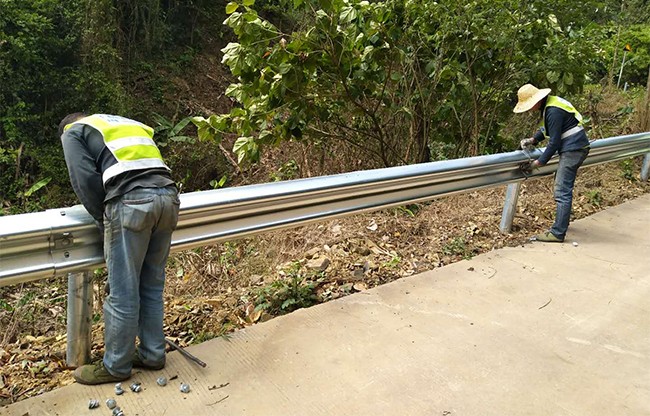 甘肃高速公路护栏的定期维护与保养