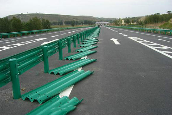 甘肃波形护栏的维护与管理确保道路安全的关键步骤